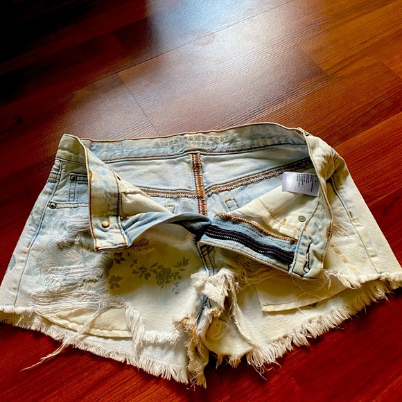Distressed American Eagle jean shorts - Picture 5 of 11